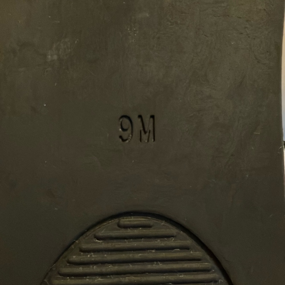 Guess - Picture 5 of 8